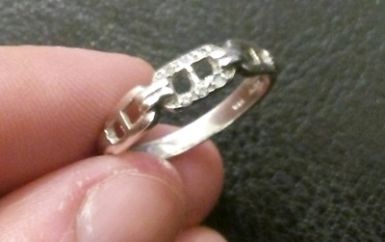 Bonito anillo con incrustaciones